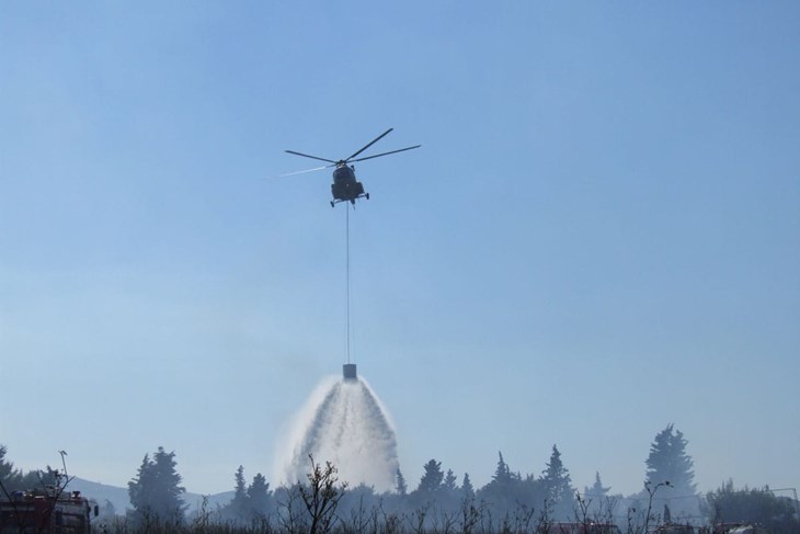 Hrvatski helikopter pomaže gasiti